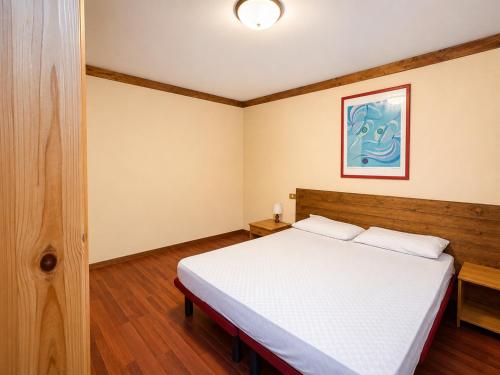 a bedroom with a bed and a painting on the wall at Hostdomus - B2-01 in Grange Sises