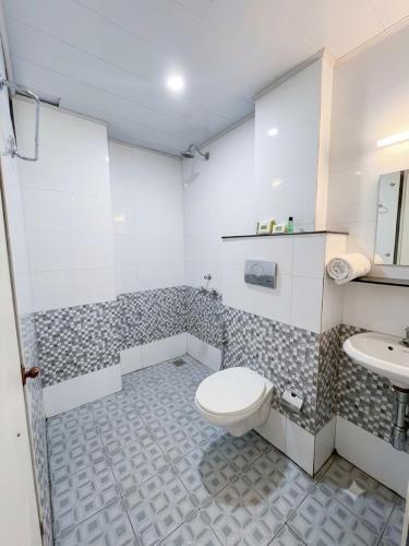 a bathroom with a toilet and a sink at Parudeesa Pool Resort in Vattavada