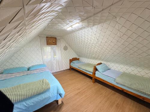 เตียงในห้องที่ Delger Resort