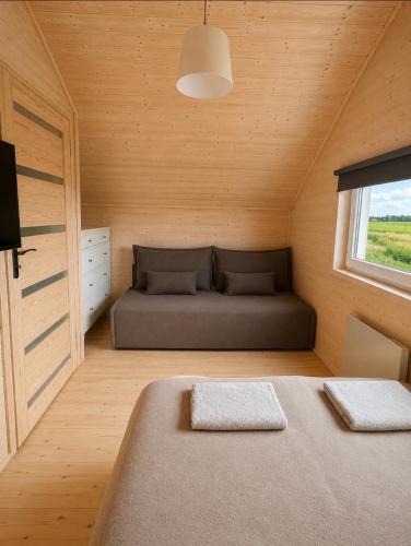 a room with a bed and a window at Silver Park Resort 10m do plaży in Gąski