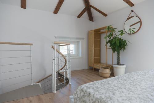 a bedroom with a bed and a potted plant at Domus Mirea in Aquiléia