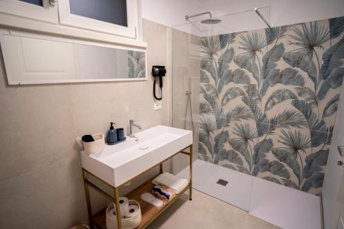 a bathroom with a sink and a shower at Domus Mirea in Aquiléia