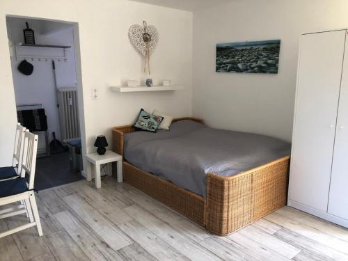 a small bedroom with a bed in a room at FEWO Turf Watt Nr.5 in Cuxhaven