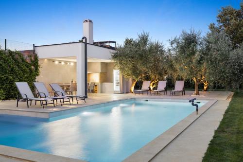 New Modern Villa Niki Medulin, near the beach by Istrabook