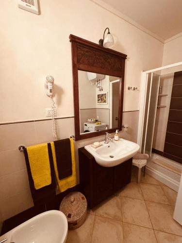 a bathroom with a sink and a mirror at Tropisal Apartamento in Santa Maria