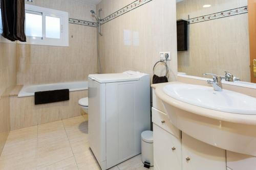 y baño con lavabo, aseo y espejo. en Cal Cinque, en La Seu d'Urgell