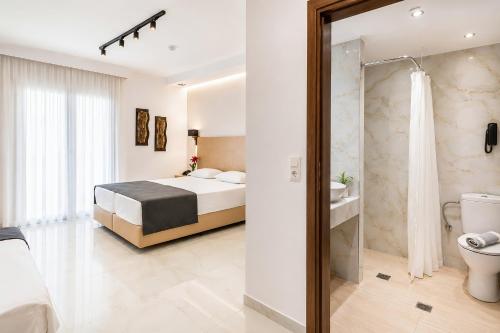 Sarantis Hotel tesisinde bir banyo