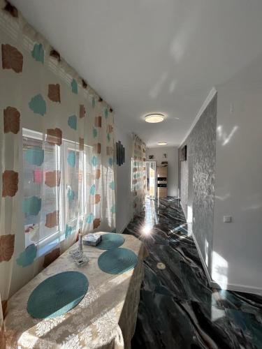 a bathroom with a table with green plates on it at Căsuța de vacanță in Năvodari