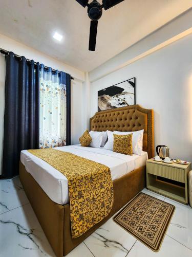 a bedroom with a large bed and a window at Villa 777 in Kadawata