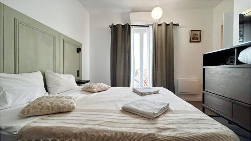 a bedroom with a bed with two towels on it at VILLA VLAS - Chambre d'Hôte - Limoges in Limoges