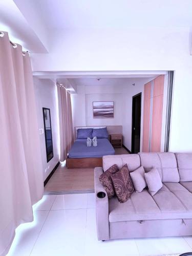 a living room with a couch and a bed at 8 Newtown boulevard in Punta Engaño