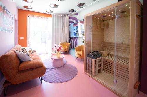 a childs play room with a large dressing room with pink walls at Capsule Retro Balnéo - Sauna - Billard -Switch 2 in Limelette