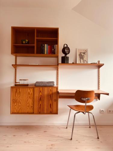 a desk and a chair in a room at Alte Fischerhütte Darss in Wieck