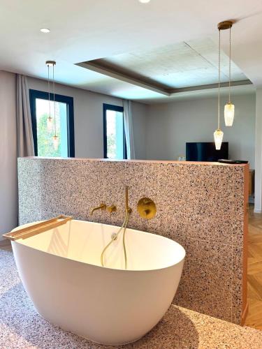 Designer Villa Pool Garden & Private Parking