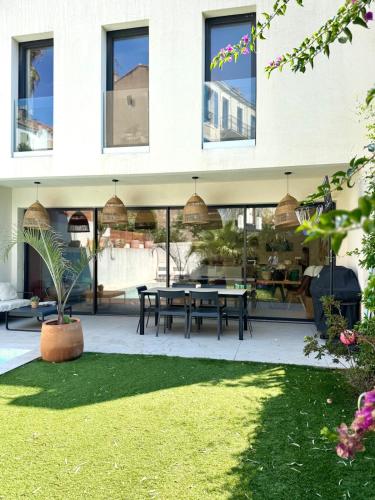Designer Villa Pool Garden & Private Parking