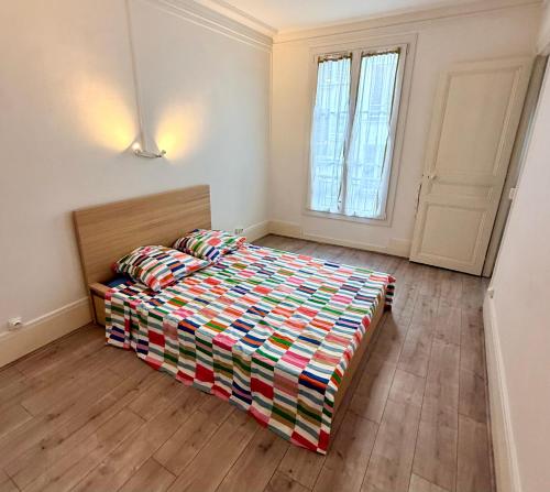 Évasion parisienne à Saint-Germain-des-Prés,Tout équipé