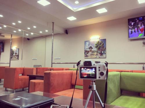 a camera on a tripod in a waiting room at Prenociste DM5 in Novi Pazar