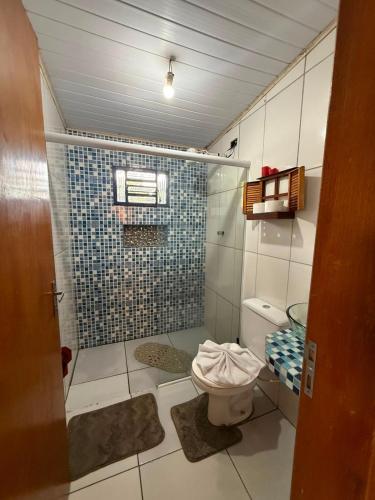 a small bathroom with a toilet and a shower at Casa verde in Santo Antônio do Pinhal