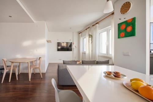 Sunny Designer Flat with AC & City View