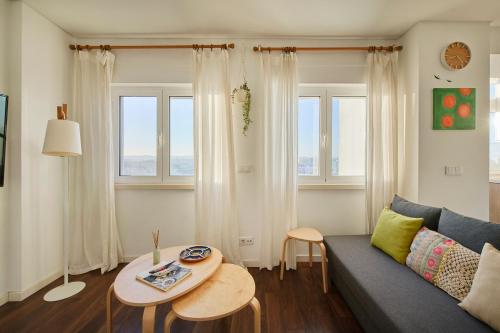 Sunny Designer Flat with AC & City View