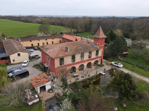 Gallery image of Château Fourclins Domaine privatif 16 personnes Parc & Bassin naturel Proche Toulouse in Merville
