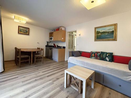 Studio aux Orres 1800m avec Piscine, Terrasse, et Accès Direct aux Pistes - FR-1-322-525