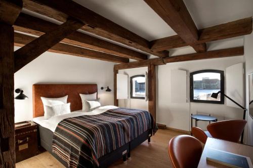 Una cama o camas en una habitación de 71 Nyhavn Hotel