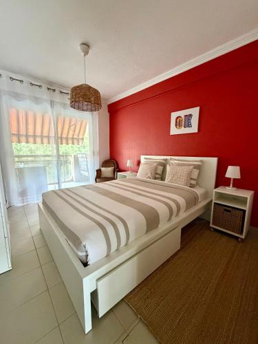 Charming quiet 2-room apartment, Top floor Private parking