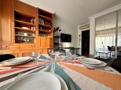 Charming quiet 2-room apartment, Top floor Private parking