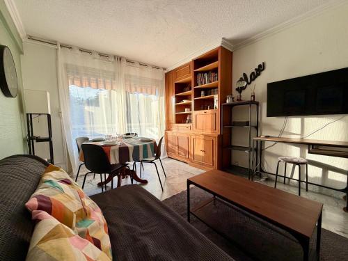 Charming quiet 2-room apartment, Top floor Private parking