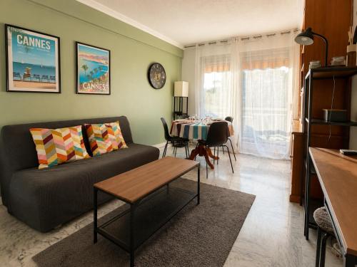 Charming quiet 2-room apartment, Top floor Private parking