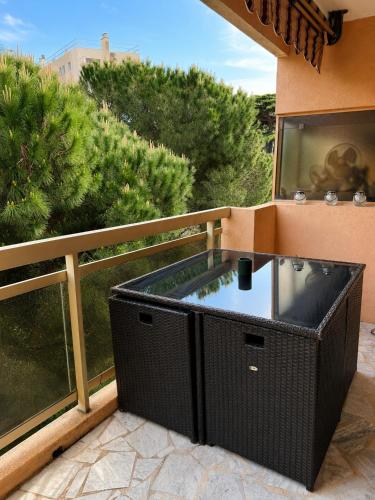 Charming quiet 2-room apartment, Top floor Private parking