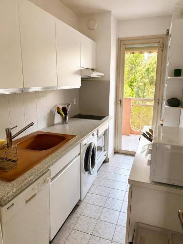 Charming quiet 2-room apartment, Top floor Private parking