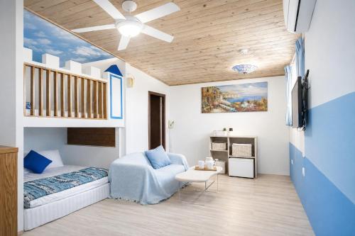 a bedroom with a bed and a ceiling fan at 跳跳民宿 包棟首選 離島慢活 海島體驗 浮潛潛水 生態旅遊 in Xiaoliuqiu