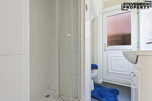 a bathroom with a shower and a sink and a toilet at Group Stays, 4 Bedroom, Spacious Home in BS4, Van & Car Parking, Sleeps 7 in Bristol