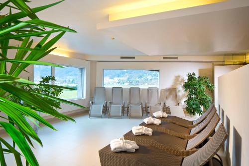 einen Konferenzraum mit Stühlen, Tischen und einer Pflanze in der Unterkunft Hotel Penz West in Innsbruck
