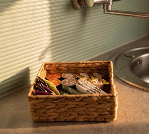 a basket sitting on a counter next to a sink at Sétány Apartman-és Vendégház in Tiszafüred