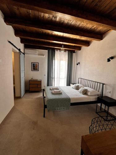 a bedroom with a bed and a table in it at PEACE ROOMS in Pozzallo