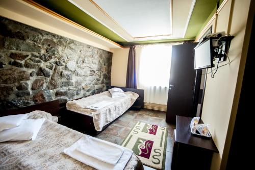 Giường trong phòng chung tại Pensiunea Morariu