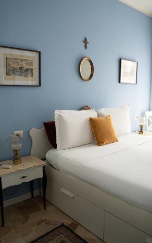 una camera da letto con un grande letto con cuscini bianchi di SanSi a Milano