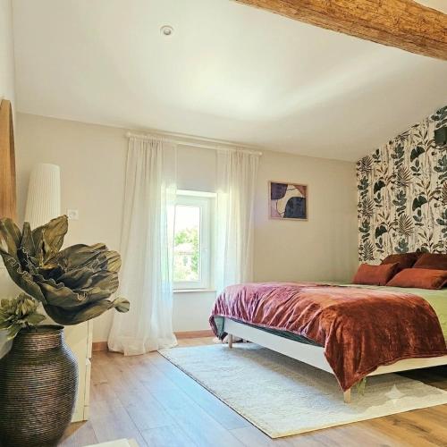 a bedroom with a bed and a window at Le 3Bis studio charmant proche Cap d'Agde in Bessan