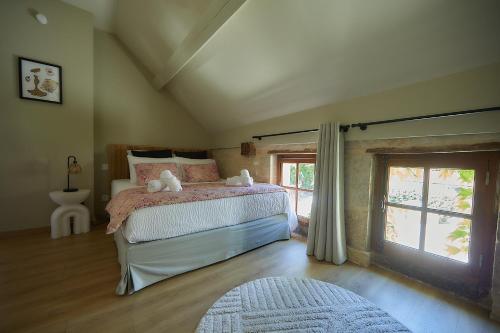a bedroom with a bed and a window at Manoir de L'Echauguette in Laignes