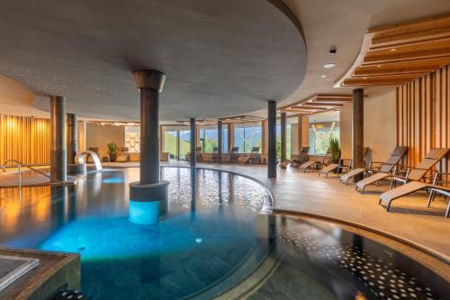 una piscina al centro della hall di un hotel di Hotel Christoph a Valdaora