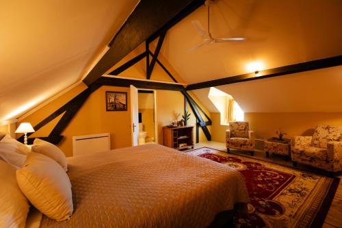 a bedroom with a large bed in a room at Chambres d’hôtes La Joyeuse in Préveranges