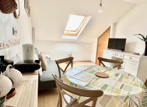 a kitchen and living room with a table and chairs at Puebla :) in A Pobra do Caramiñal