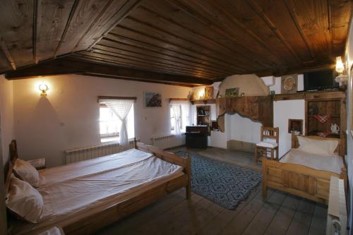 1 dormitorio grande con 1 cama grande en una habitación en Kruchma Bratyata Guest House en Kovačevica