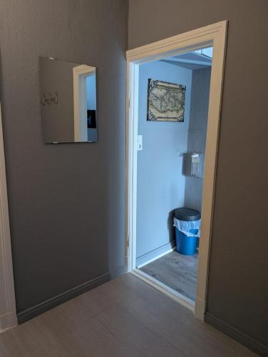 an empty hallway with a door and a mirror at FördeNest in Flensburg