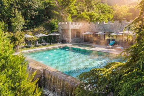 an overhead view of a large swimming pool at Royal Valentina Castle in Ognyanovo