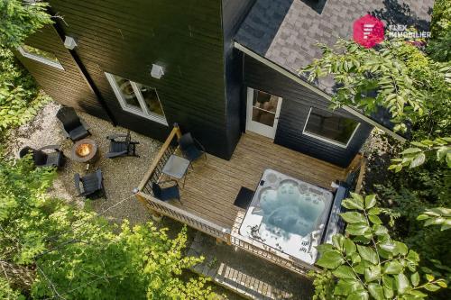 an overhead view of a house with a swimming pool at L'Azur de Portneuf - Chalet lumineux avec spa et véranda à Pont-Rouge - Resort près de Québec in Pont-Rouge