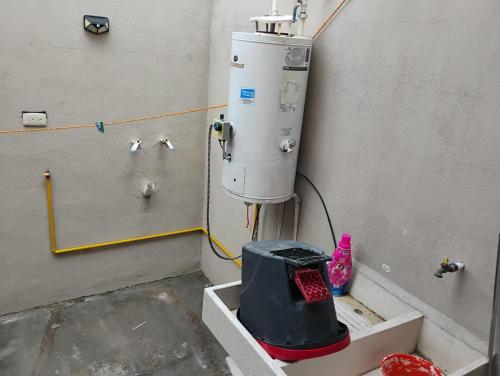 a water heater in the corner of a room at Casa Lulu junto a Queretaro in Apaseo el Grande